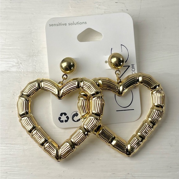 Icing Sensitive Solutions Gold Ribbed Heart Drop Stud Earrings - Picture 5 of 8